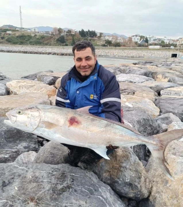 Tek oltayla 2 dev balık yakaladı! Balıkçı da şaşkın