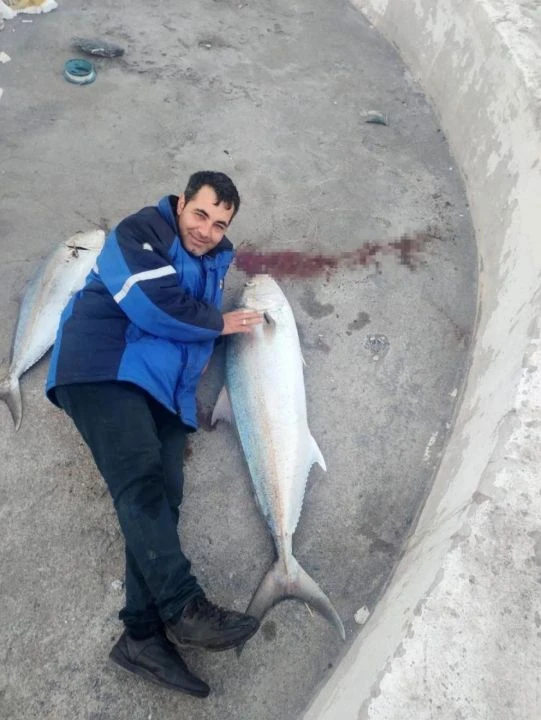 Tek oltayla 2 dev balık yakaladı! Balıkçı da şaşkın