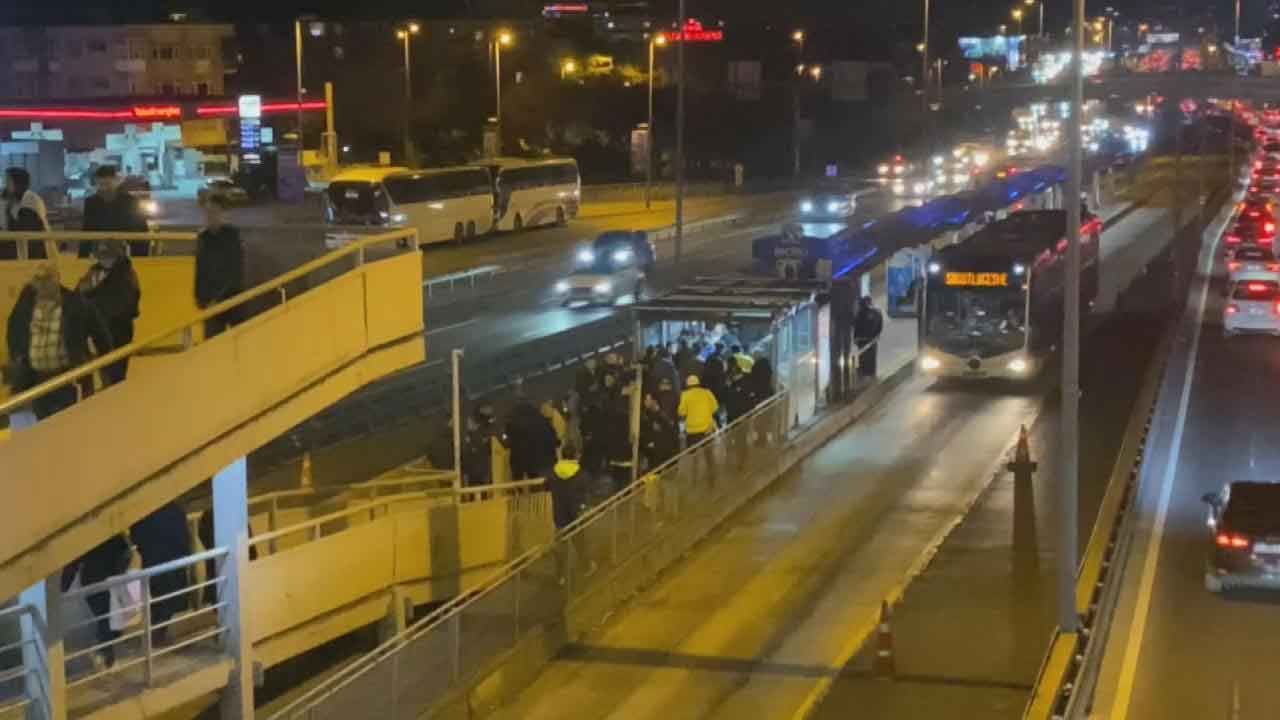 İstanbul'da korkutan anlar! Metrobüste silahla havaya ateş etti