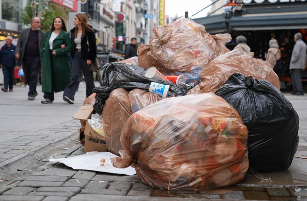 İzmir'de çöp krizi! Grev dalga dalga büyüyor, kirli sokaklar vatandaşların sabrını taşırdı - 1. Resim