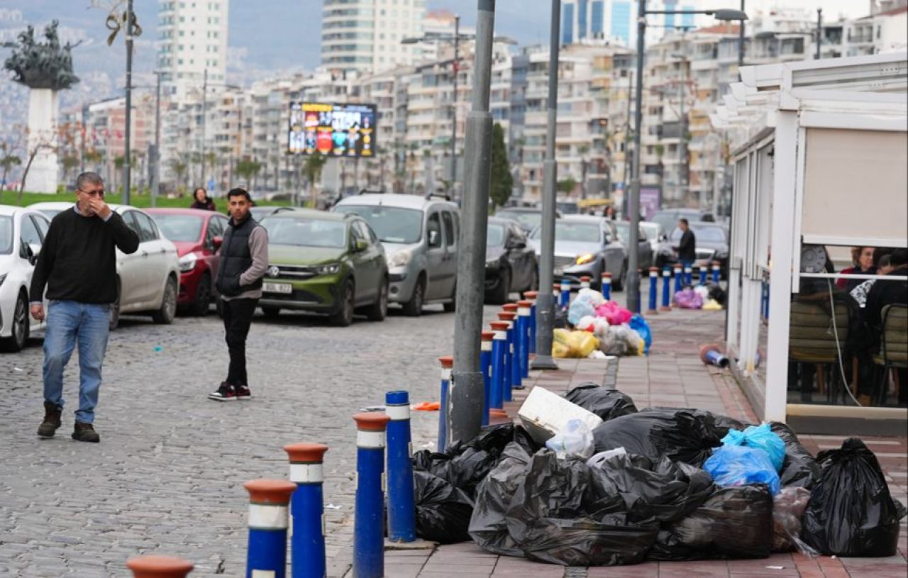 İzmir'de çöp krizi! Grev dalga dalga büyüyor, kirli sokaklar vatandaşların sabrını taşırdı - 3. Resim