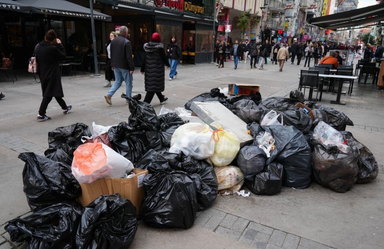 İzmir'de çöp krizi! Grev dalga dalga büyüyor, kirli sokaklar vatandaşların sabrını taşırdı - 2. Resim