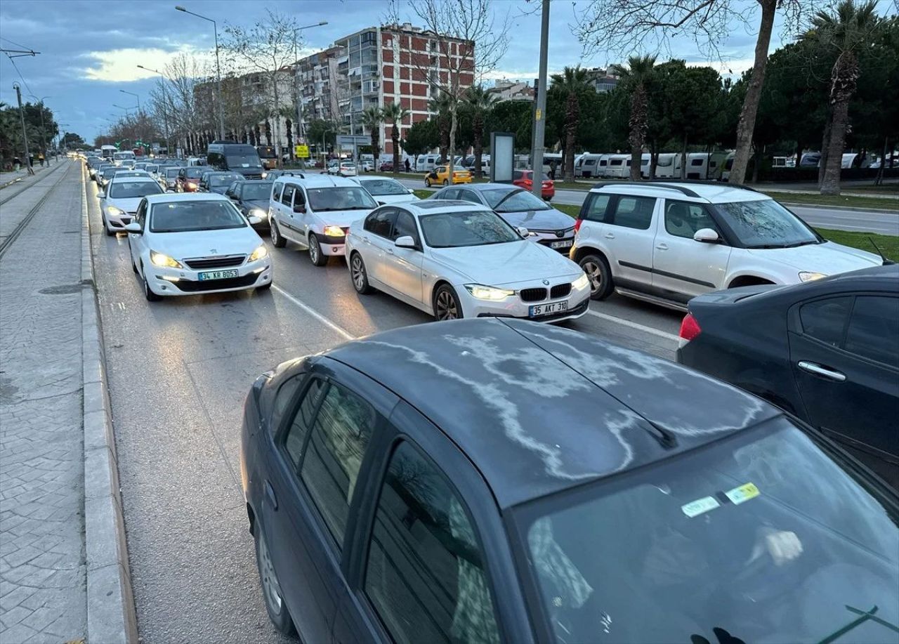 İzmir'de ulaşım felç! İşçiler greve gitti, kentte yaşam durdu: Yolcular isyan etti - 3. Resim