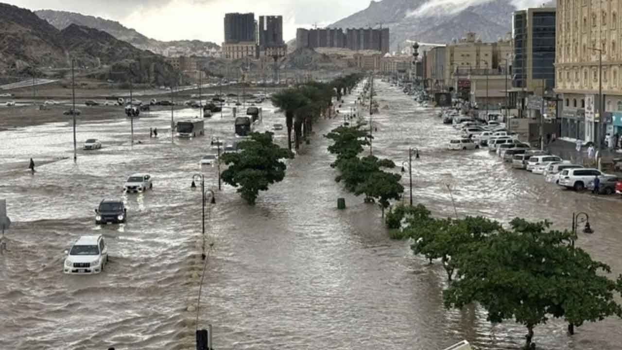 Mekke&#039;de sel felaketi: Araçlar sürüklendi, iş yerlerini su bastı