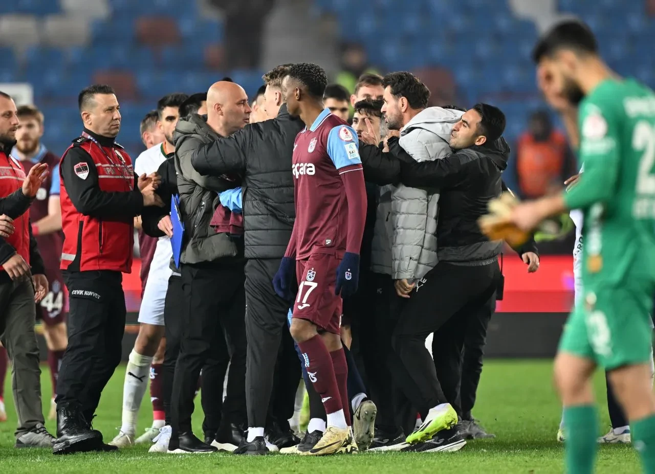 Trabzonspor Alanyaspor maçı kaç kaç bitti? Son düdüğün ardından saha karıştı - 2. Resim