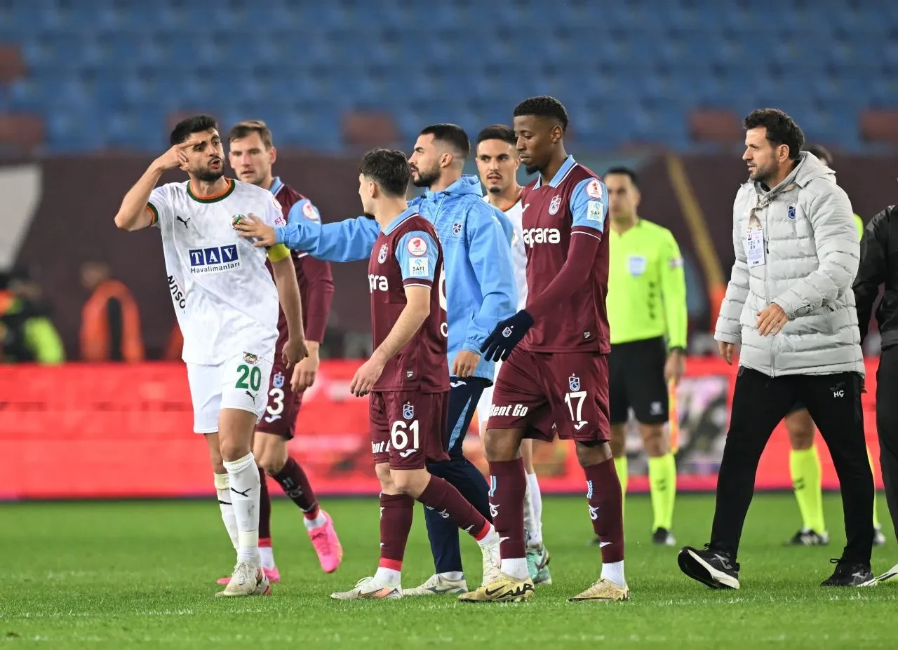 Trabzonspor Alanyaspor maçı kaç kaç bitti? Son düdüğün ardından saha karıştı - 1. Resim