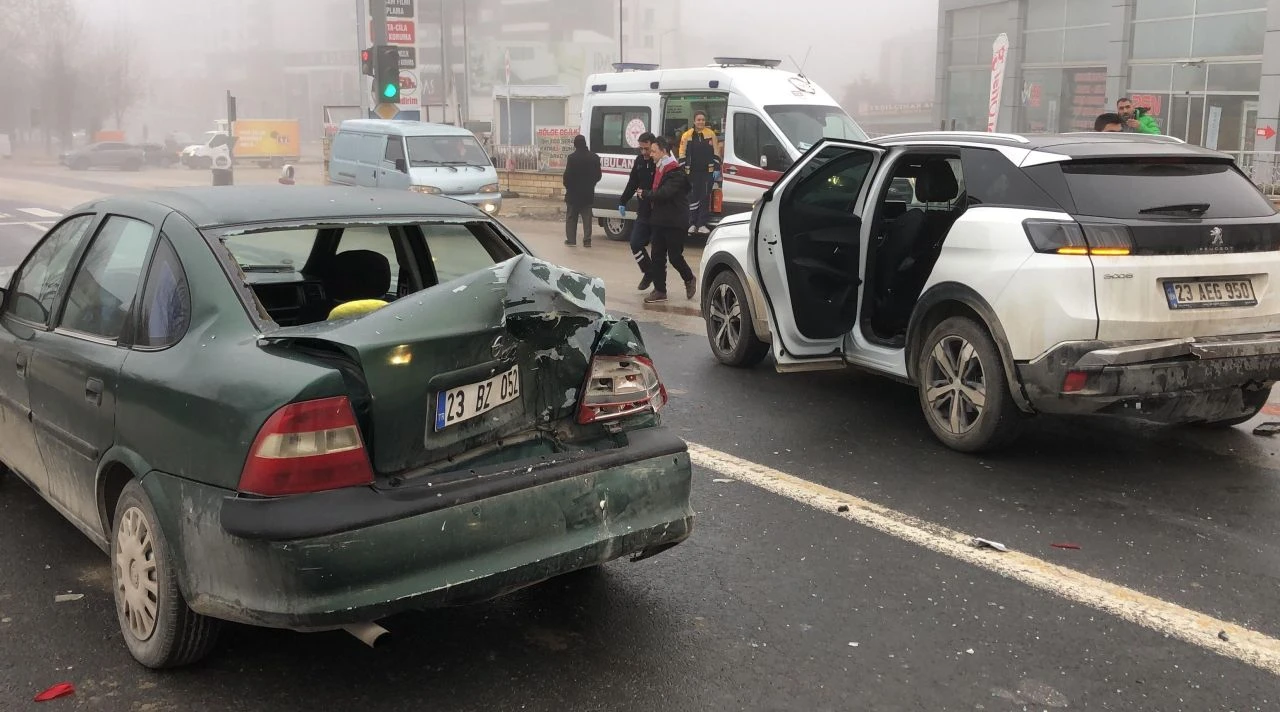 Elazığ'da ortalık savaş alanına döndü! 13 araç birbirine girdi: Yaralılar var