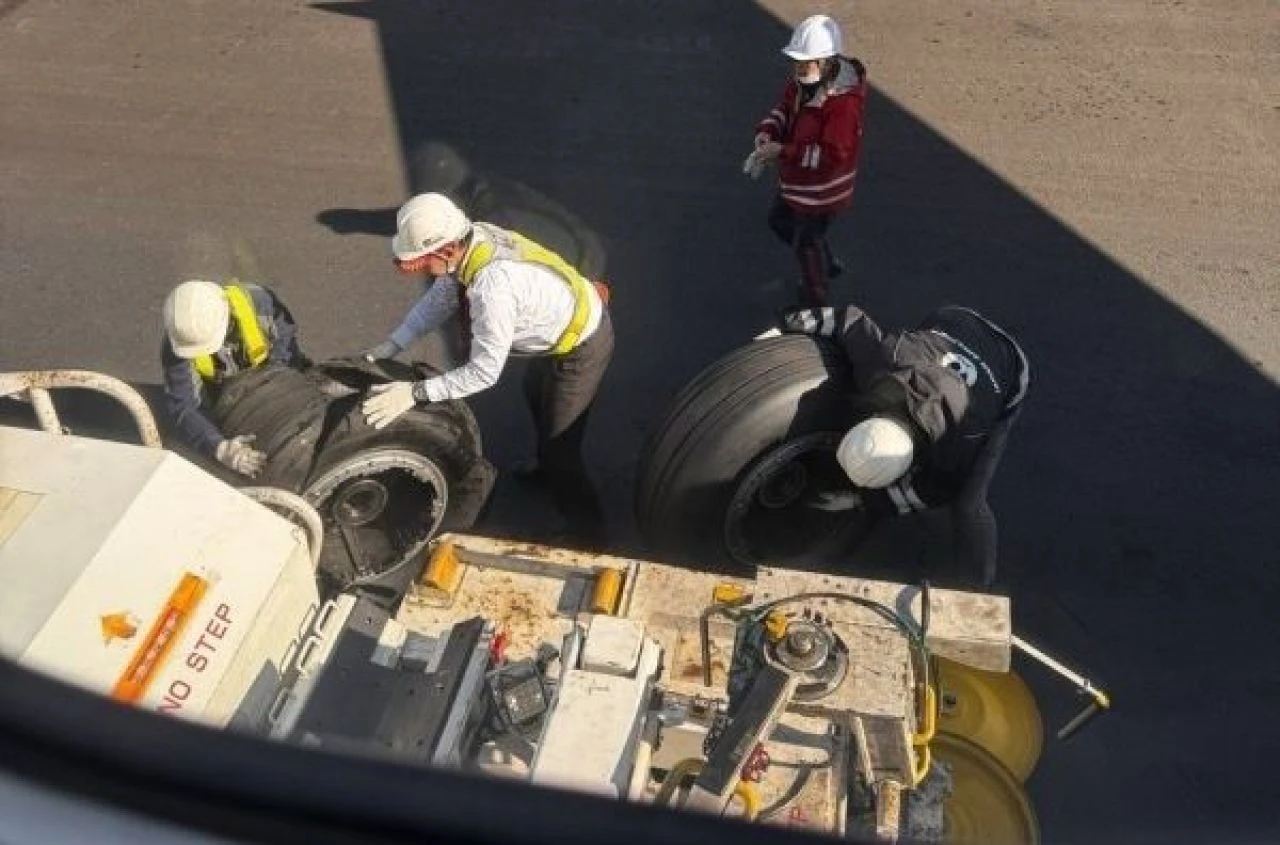 Japonya’da faciaya kıl payı! İniş yapan yolcu uçağının lastiği patladı