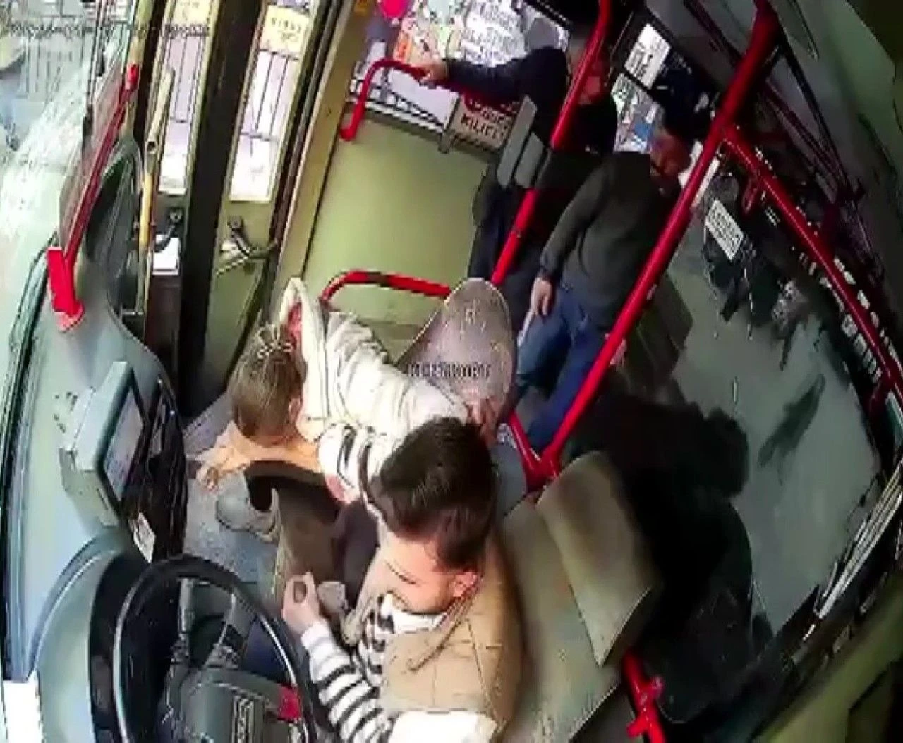 Kocasını önce ısırdı, sonra boynundan bıçakladı! Dehşet anları kameraya yansıdı