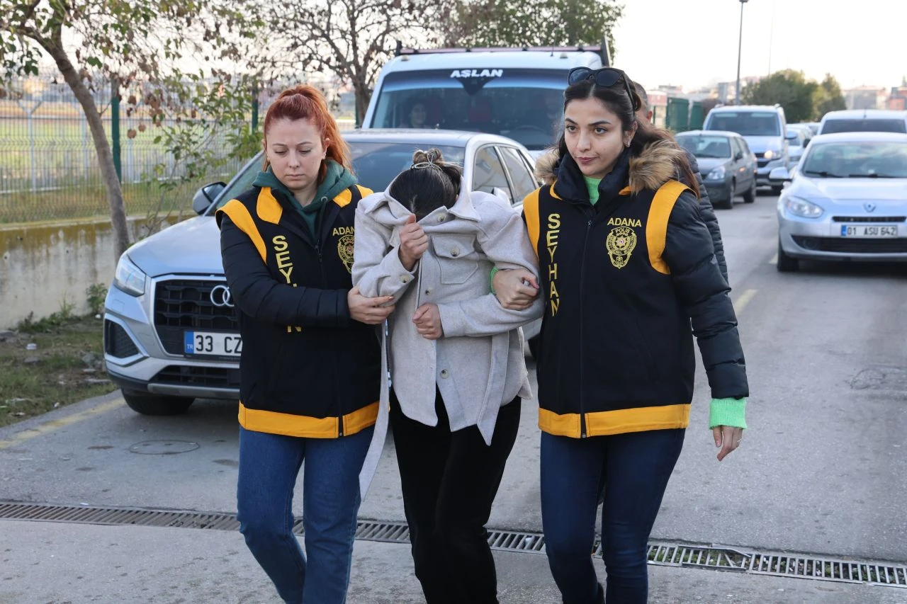 Kocasını önce ısırdı, sonra boynundan bıçakladı! Dehşet anları kameraya yansıdı