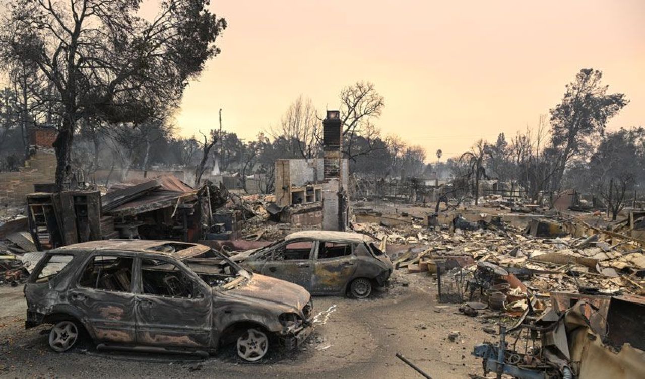 ABD'deki Los Angeles yangınında can kaybı arttı! Bir kişi gözaltına alındı, silahlı muhafızlar sokağa iniyor - 12. Resim