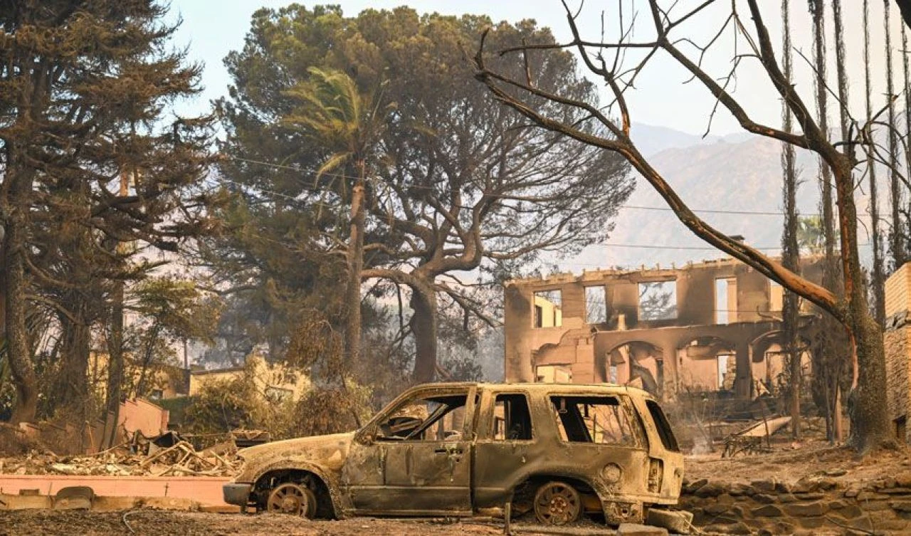 ABD'deki Los Angeles yangınında can kaybı arttı! Bir kişi gözaltına alındı, silahlı muhafızlar sokağa iniyor - 13. Resim