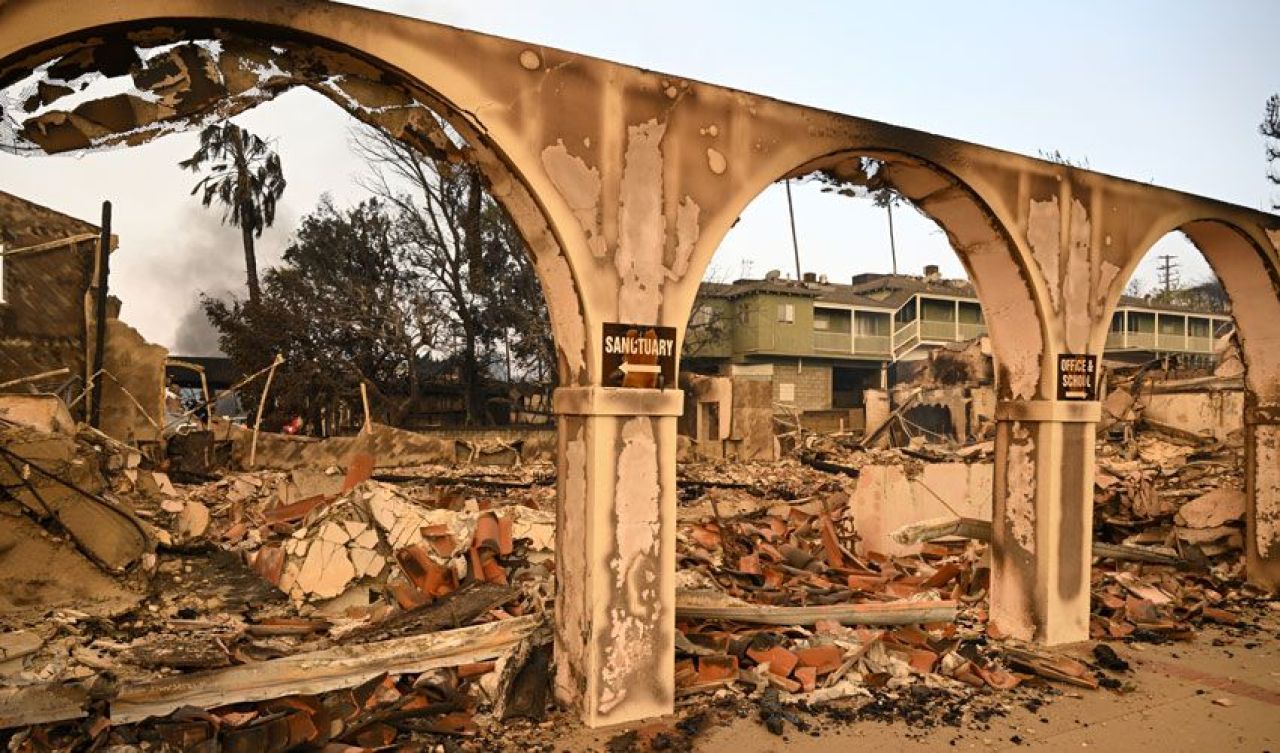 ABD'deki Los Angeles yangınında can kaybı arttı! Bir kişi gözaltına alındı, silahlı muhafızlar sokağa iniyor - 11. Resim