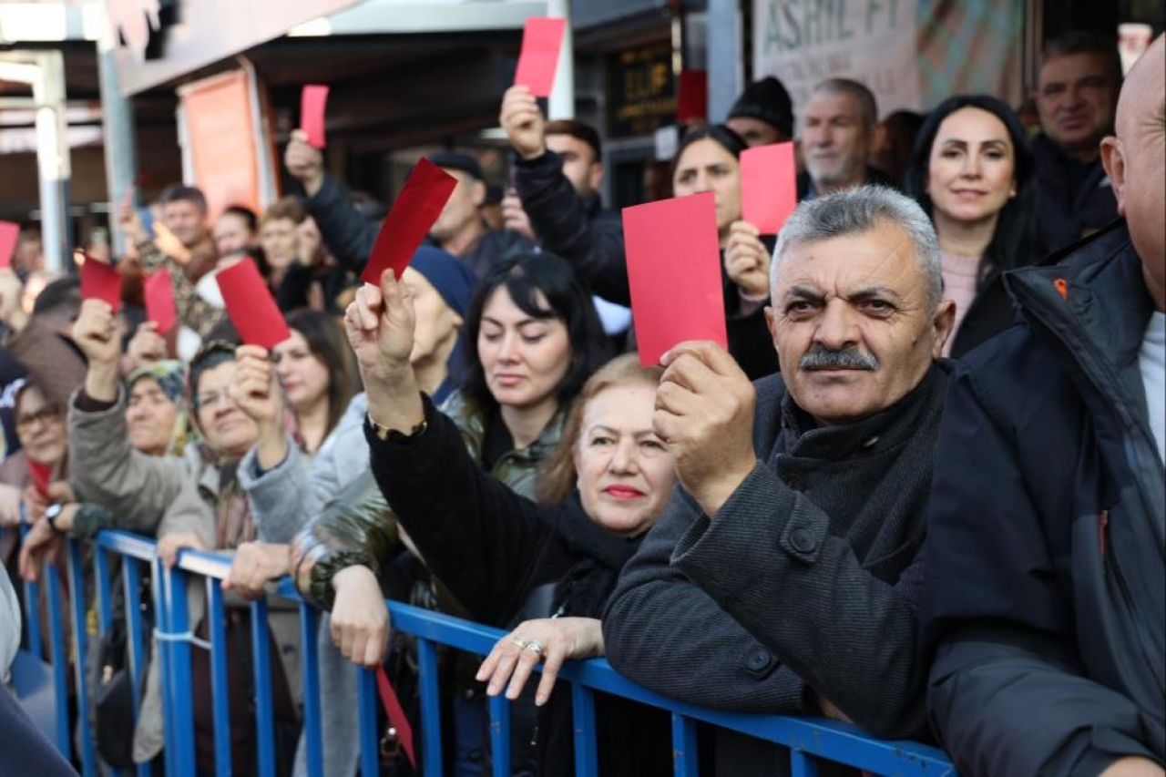 CHP lideri Özgür Özel eleştirilere aldırmadı! Sahnede yine 'kırmızı kart' çıkarttı - 2. Resim