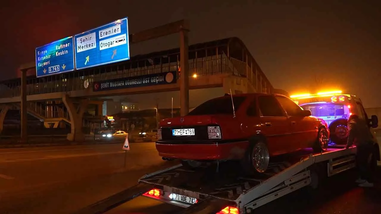 Kaza geliyorum dedi! Üst geçidi kullanmadı, otomobil çarptı - 1. Resim