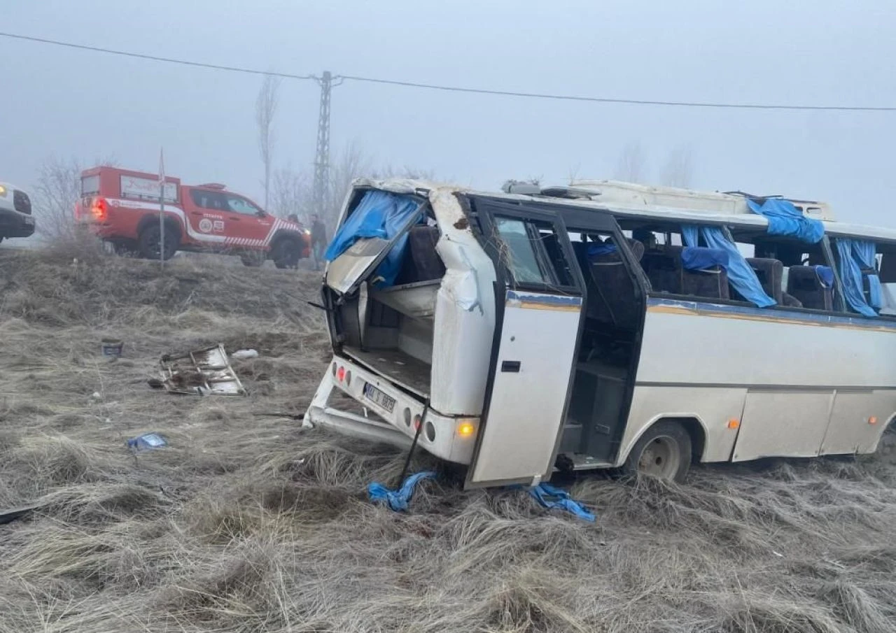 Malatya'da servis aracı takla attı: Ölü ve yaralılar var - 1. Resim
