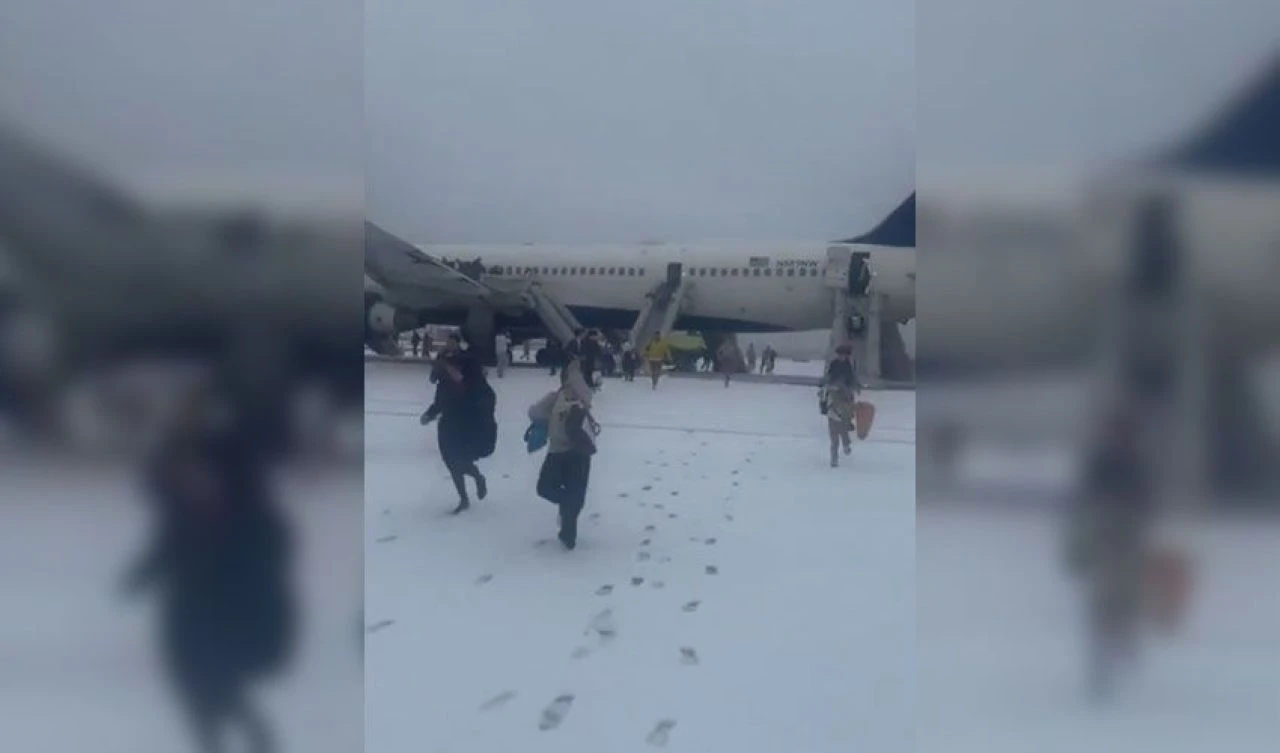 ABD'de havalimanında tahliye paniği! Kalkışa hazırlanırken sefer iptal olunca kaydırakla indiler: Yaralılar var - 2. Resim