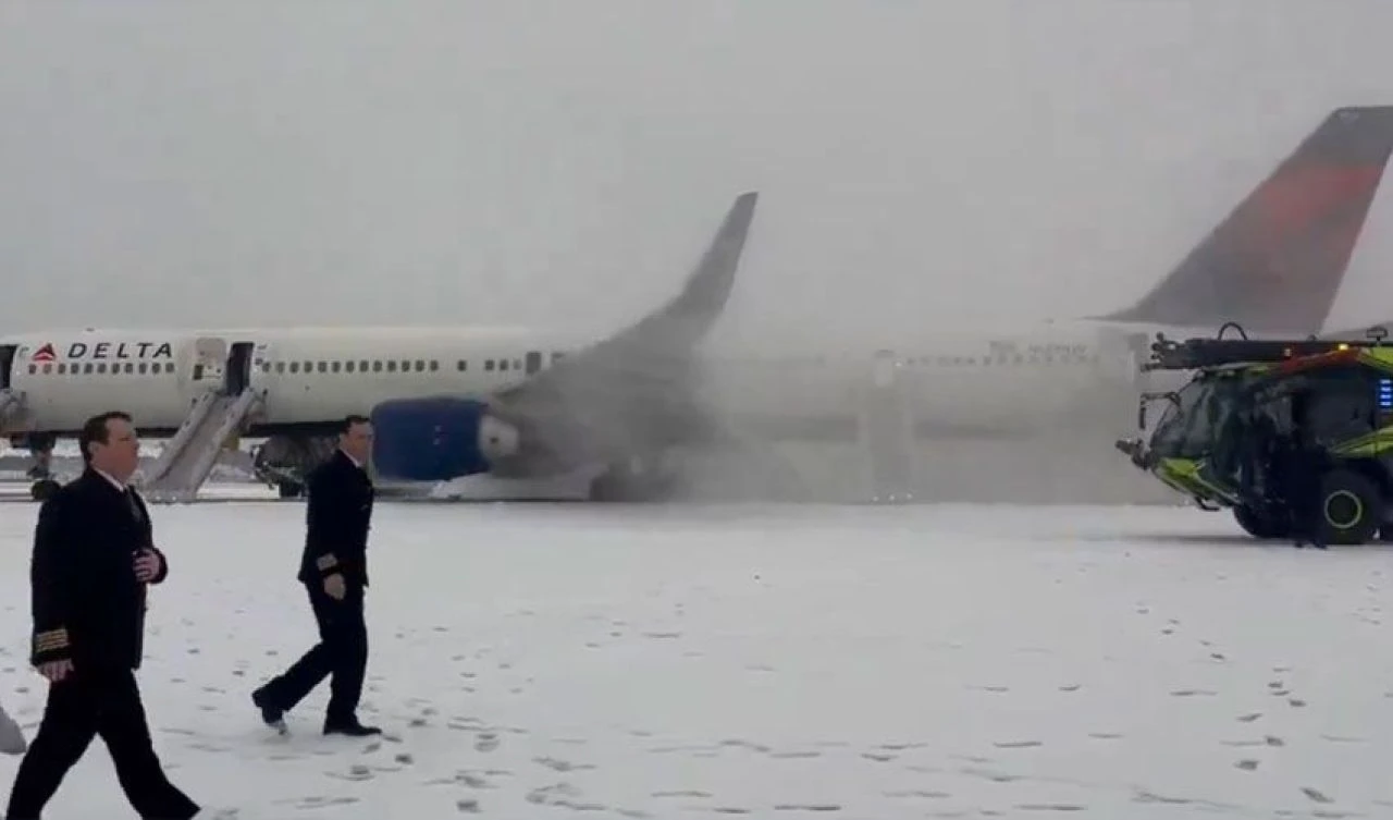 ABD'de havalimanında tahliye paniği! Kalkışa hazırlanırken sefer iptal olunca kaydırakla indiler: Yaralılar var - 1. Resim