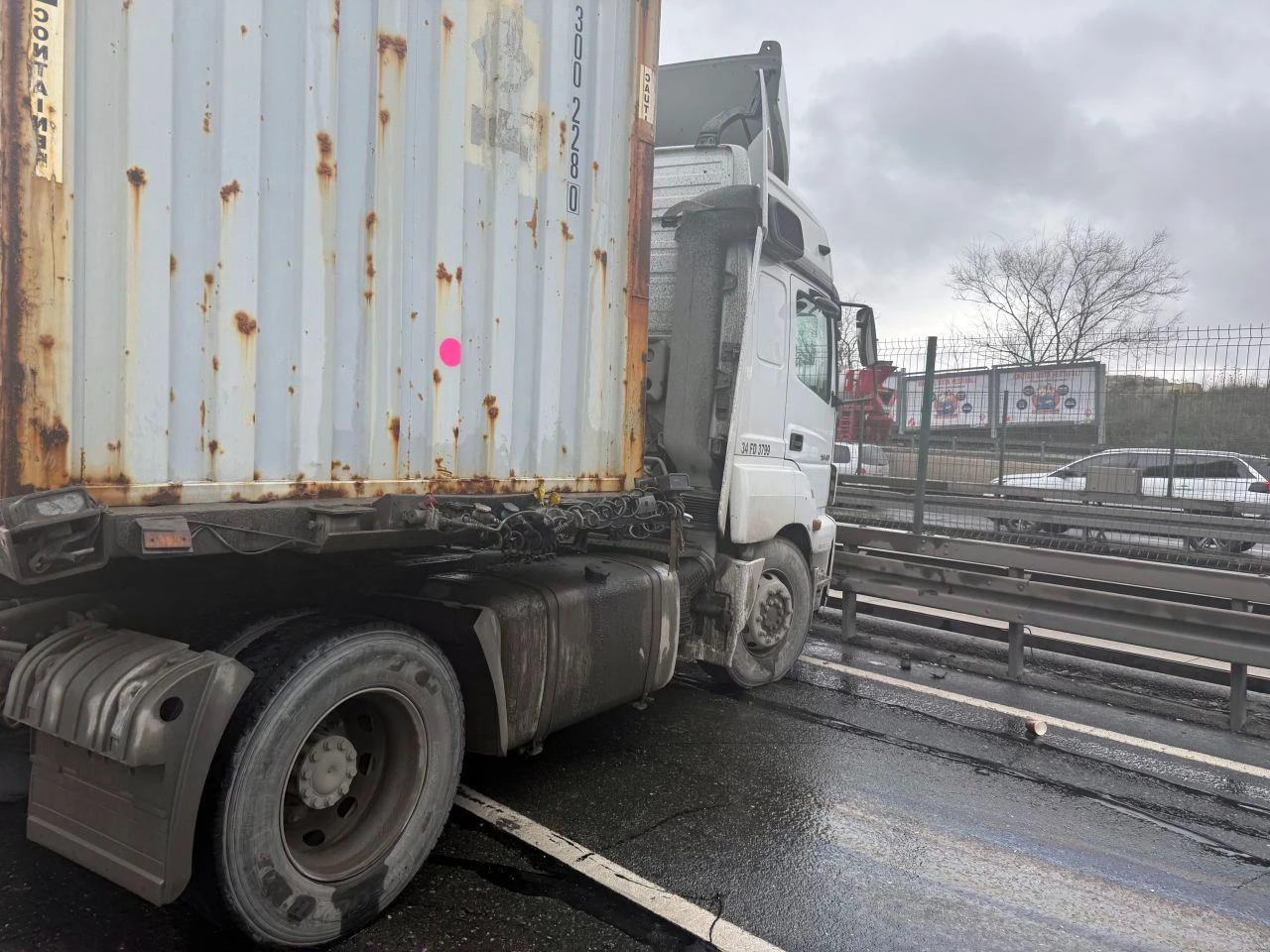 E-5'te feci kaza! Kontrolden çıkan TIR bariyerlere çarptı: Trafik durdu