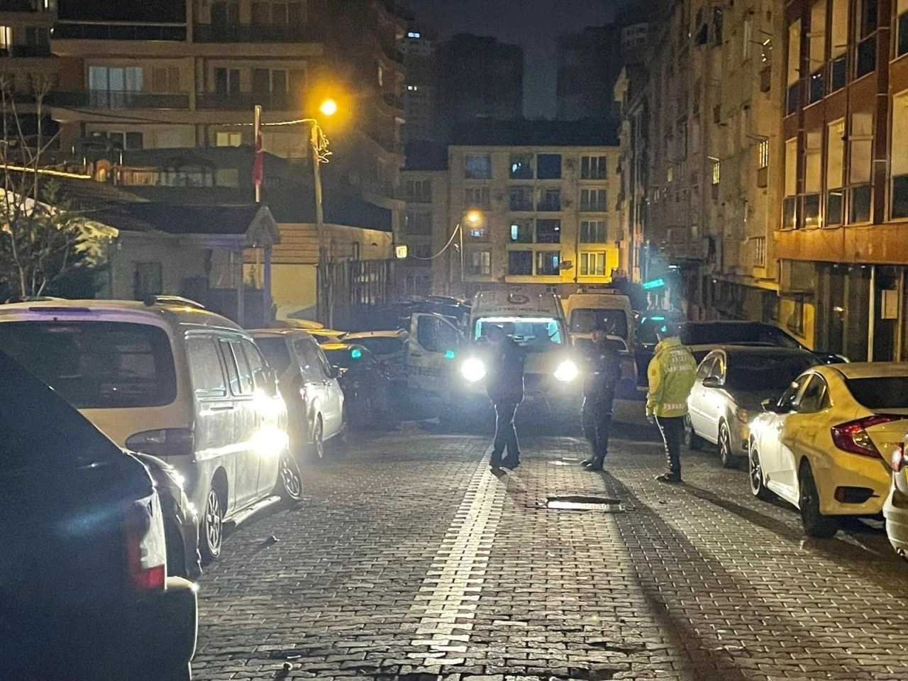 Esenyurt'ta dehşet dolu anlar! Lüks araç çapraz ateşe tutuldu