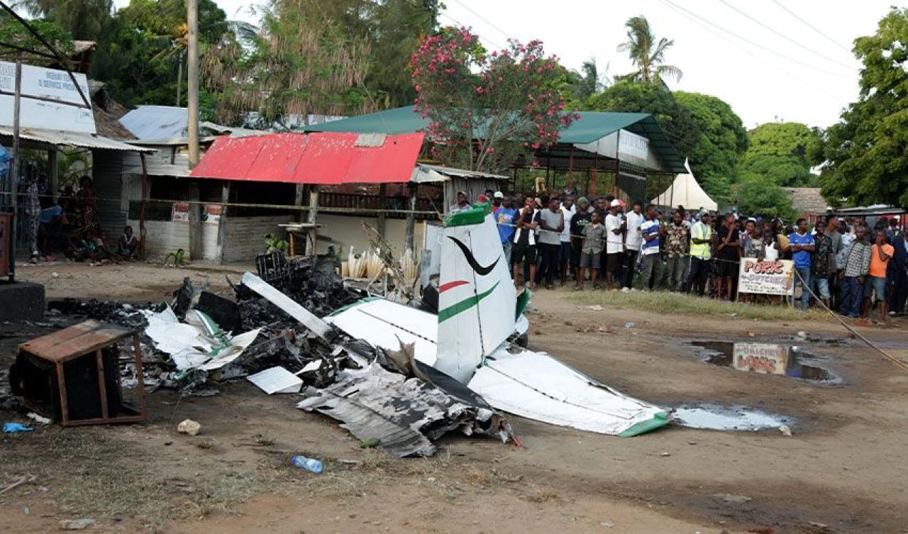 Kenya'da otoyola uçak düştü! 3 ölü - 2. Resim