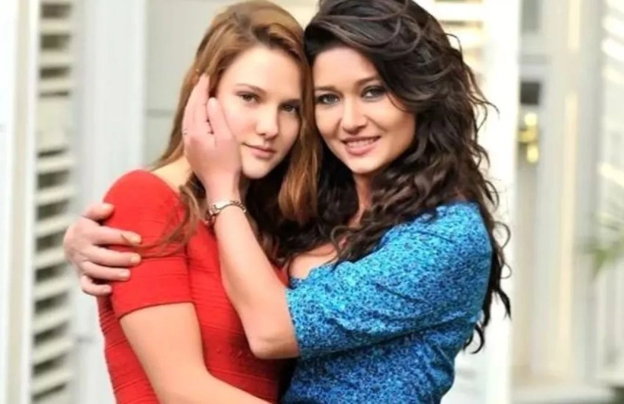 Paramparça dizisi oyuncuları Nurgül Yeşilçay ile Alina Boz yıllar sonra buluştu! - 2. Resim