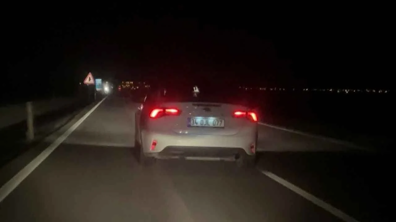 Sollamak isteyen sürücülere izin vermedi! Trafik magandası kazaya böyle davetiye çıkardı - 1. Resim