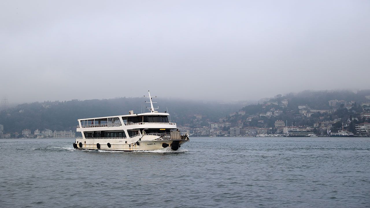 Marmara&#039;da deniz ulaşımına fırtına engeli: 5 ilde seferler iptal edildi