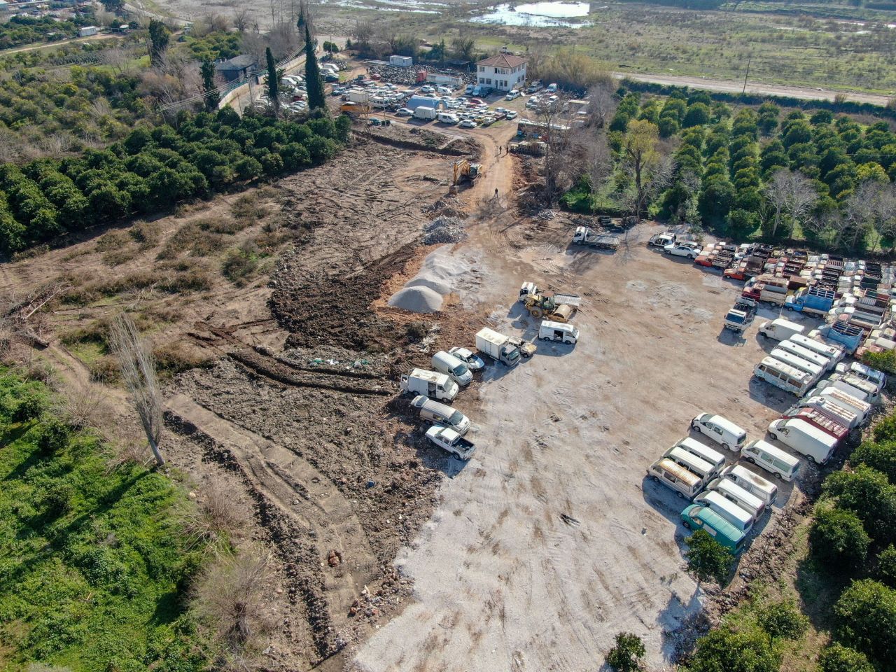 Milyonlarca liralık lüks araçlar çürümeye terk edildi! Aralarında 21 yıldır bekleyen var - 4. Resim