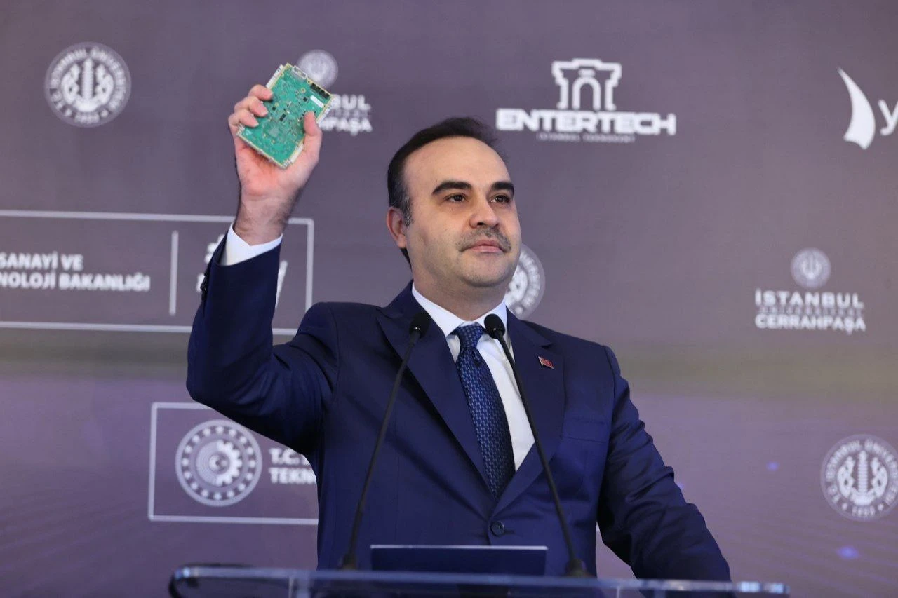 Özgür Özel'in kırmızı kart çıkışına Bakan Mehmet Fatih Kacır'dan cevap geldi! 'Kart görmek istiyorsan KAAN'ın kartına bak - 2. Resim