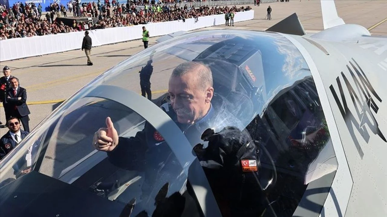 Özgür Özel'in kırmızı kart çıkışına Bakan Mehmet Fatih Kacır'dan cevap geldi! 'Kart görmek istiyorsan KAAN'ın kartına bak' - 6. Resim