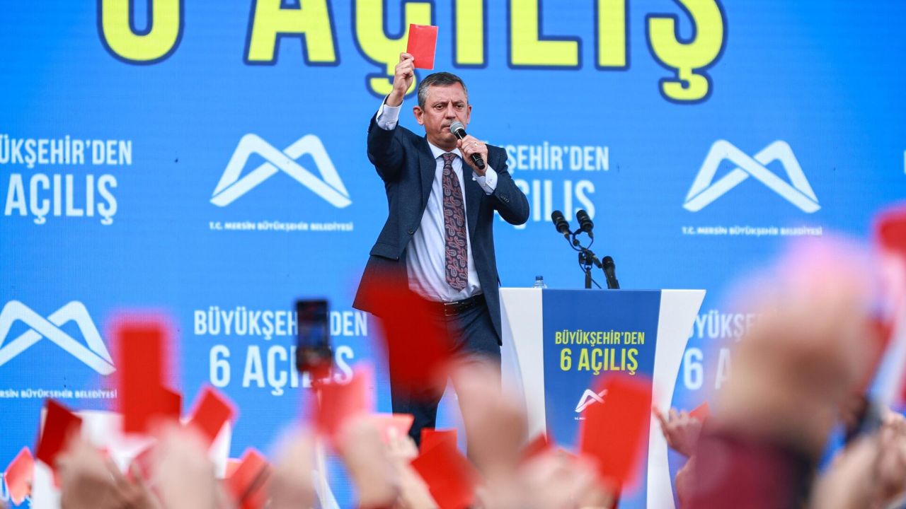 CHP lideri Özgür Özel tepkilere kulak asmıyor! Bir kırmızı kart da parti üyelerine