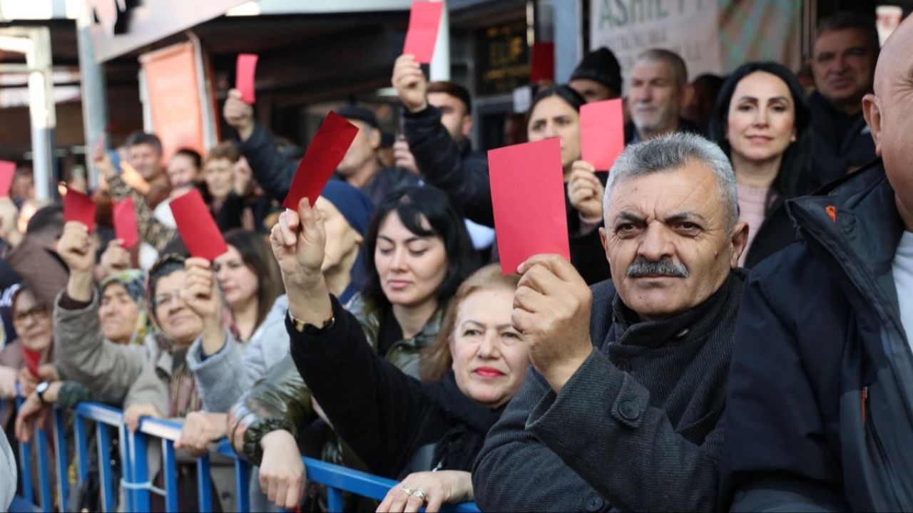 CHP lideri Özgür Özel tepkilere kulak asmıyor! Bir kırmızı kart da parti üyelerine - 1. Resim