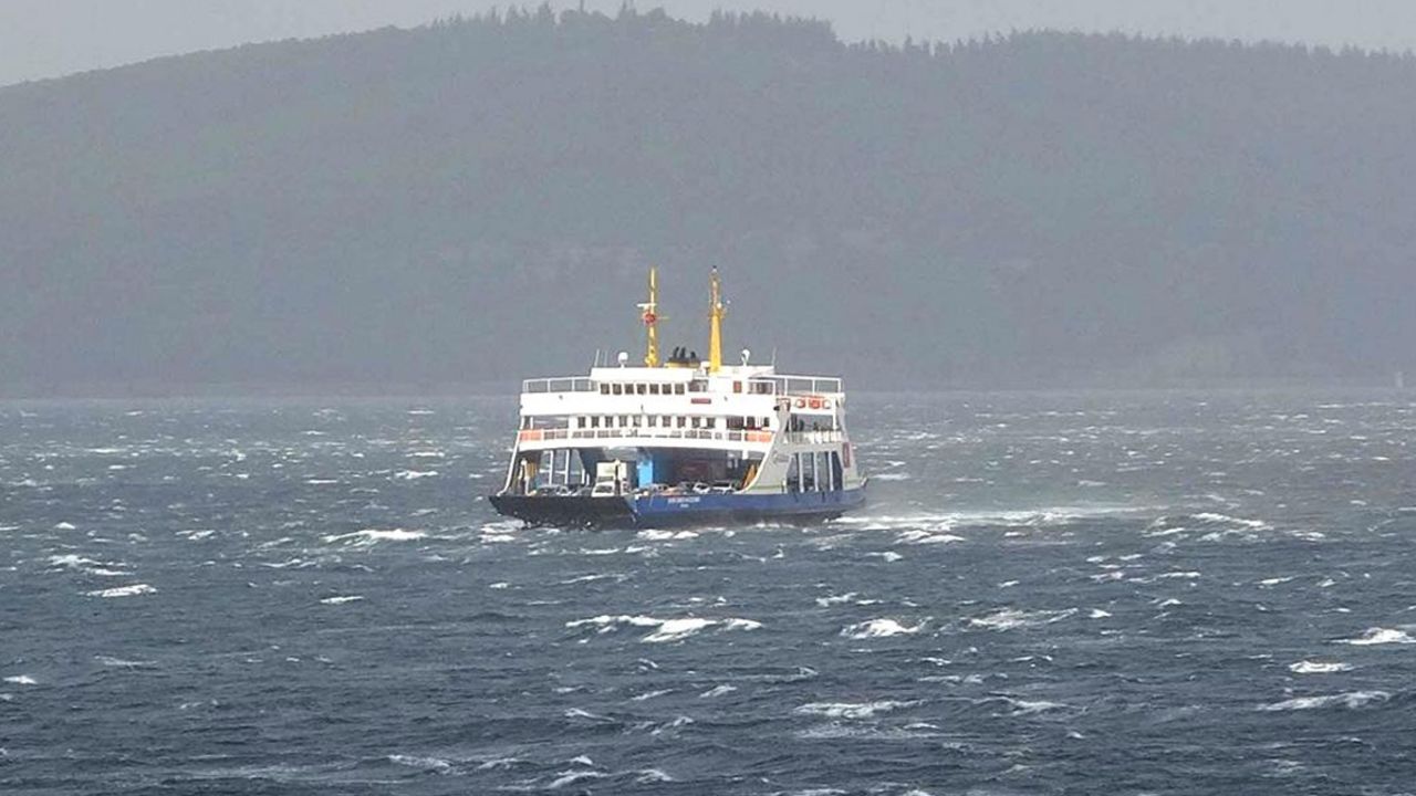 Deniz ulaşımına fırtına engeli! Bazı feribot seferleri iptal edildi