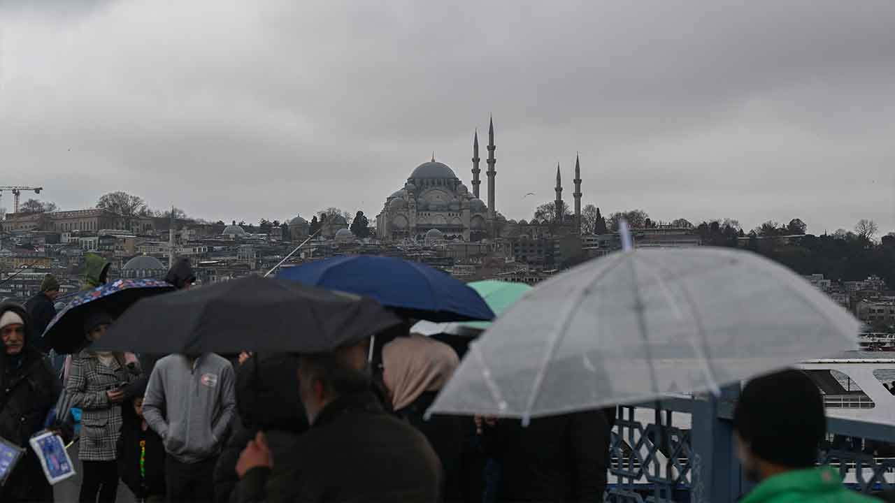 İstanbul&#039;da 3 günde metrekareye 30 ila 60 kg yağış düştü: Perşembeye kadar sürecek!