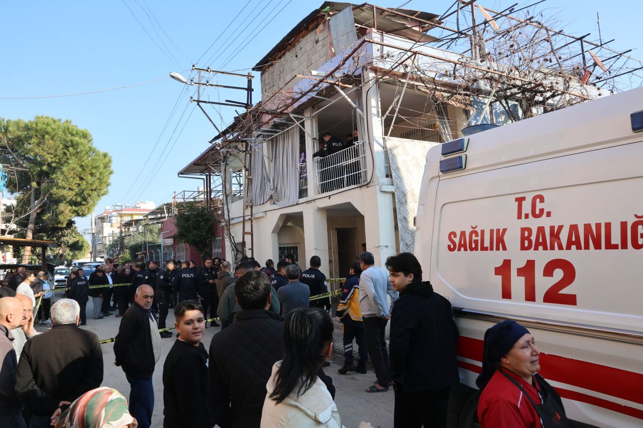 Adana'da kahvaltı sofrasında vahşet! Karı-kocanın boğazı kesildi, kız kardeş kalbinden bıçaklandı - 1. Resim