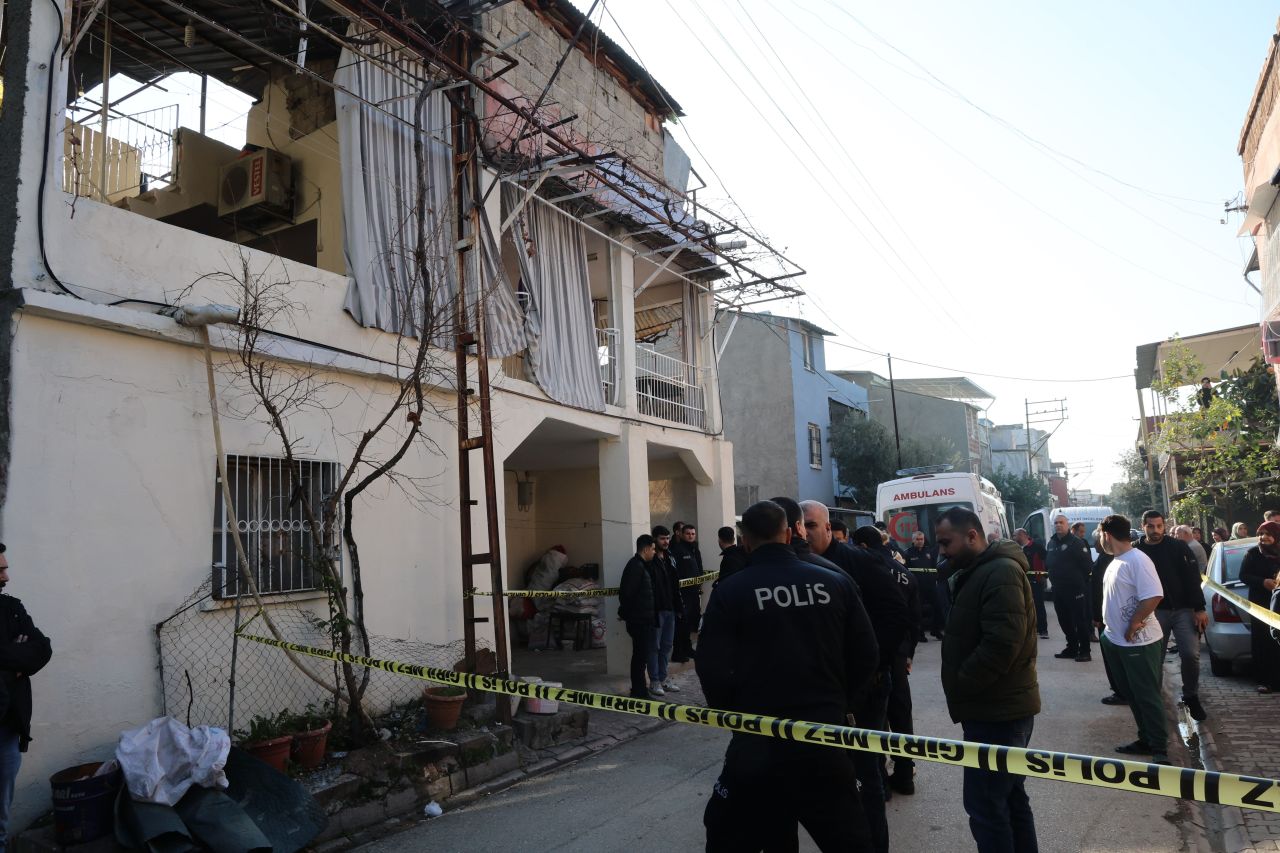 Adana'da kahvaltı sofrasında vahşet! Karı-kocanın boğazı kesildi, kız kardeş kalbinden bıçaklandı - 2. Resim