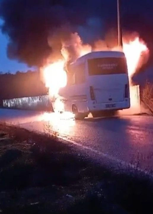Facianın eşiğinden dönüldü! Öğrenci servisi alevlere teslim oldu - 1. Resim
