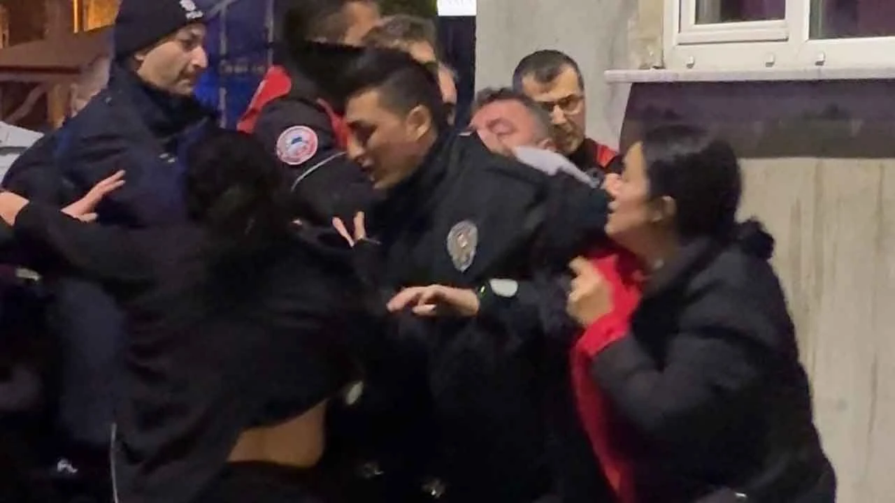 Her şey telefon şarjı için! 2 grup birbirine girdi, polis zor ayırdı - 1. Resim