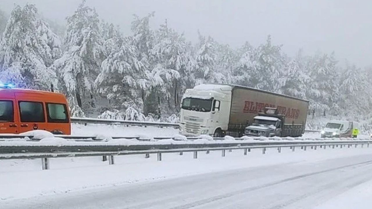 İstanbul yolunda yoğun kar yağışı! Trafik durma noktasına geldi - 1. Resim