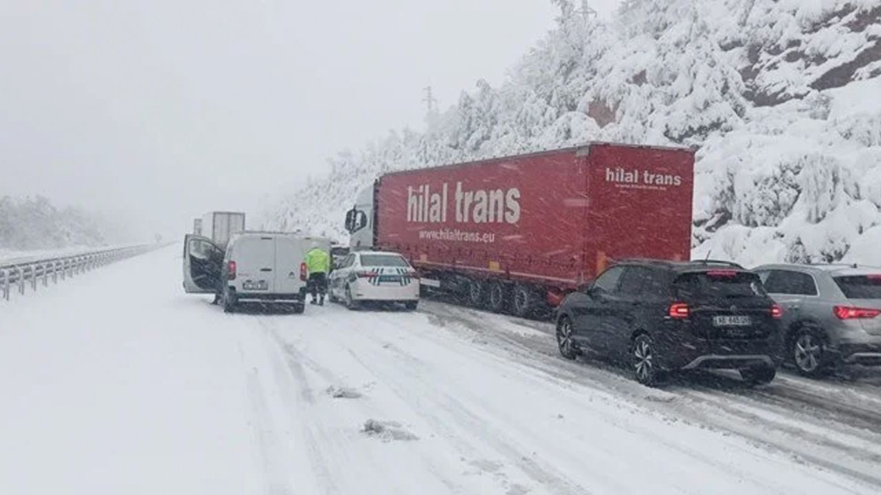 İstanbul yolunda yoğun kar yağışı! Trafik durma noktasına geldi