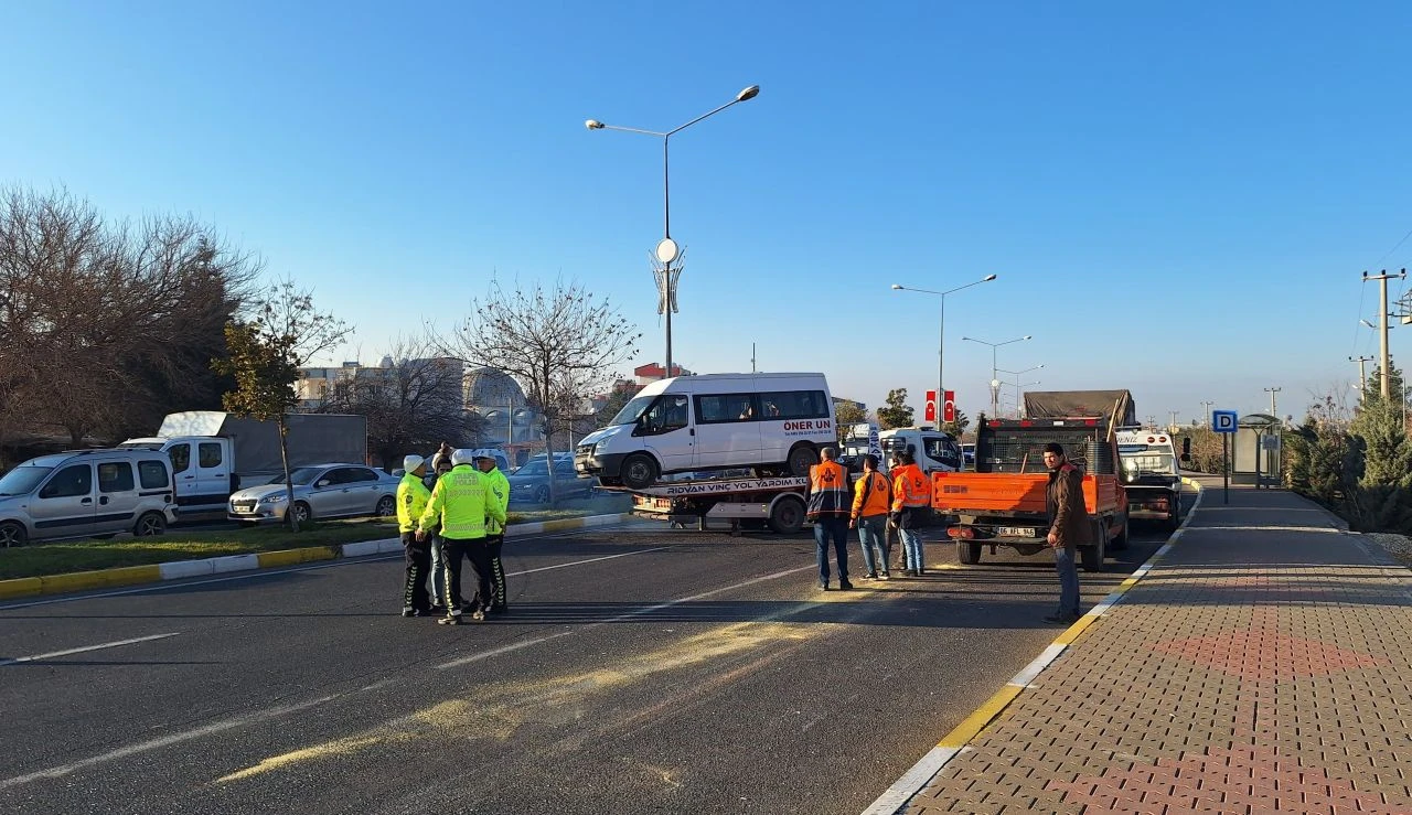 Mardin'de işçi servisi ile kamyon çarpıştı: Çok sayıda yaralı var