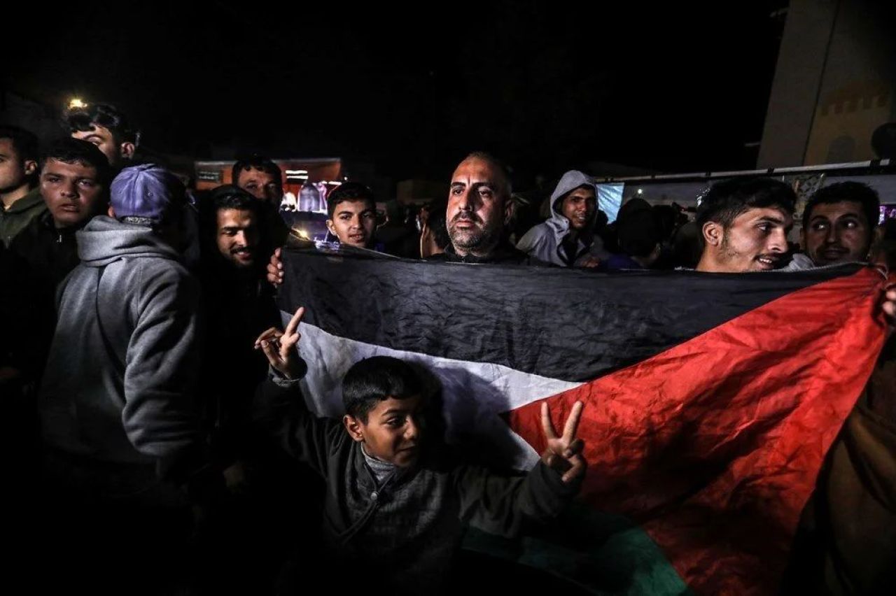 İsrail ile Hamas arasındaki ateşkes şartları belli oldu! Gazzeliler sokaklarda gözleri yaşlı kutladılar - 14. Resim