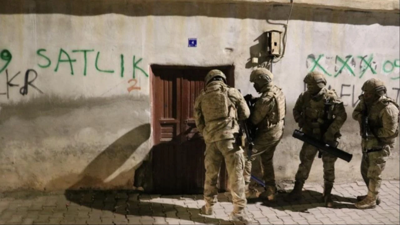 PKK'lı teröristlere geçit yok! MİT ve jandarmadan ortak operasyon: 18 gözaltı - 2. Resim