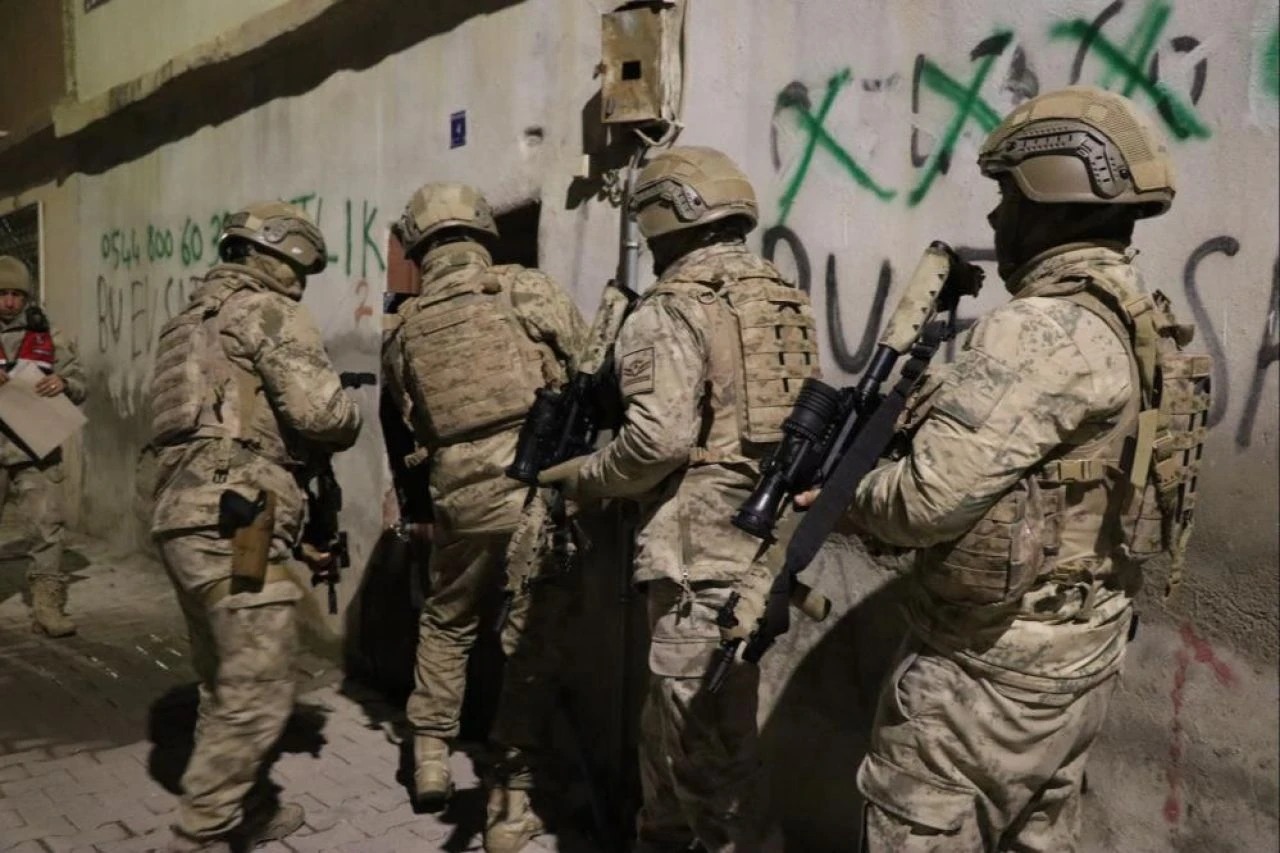 PKK'lı teröristlere geçit yok! MİT ve jandarmadan ortak operasyon: 18 gözaltı - 1. Resim