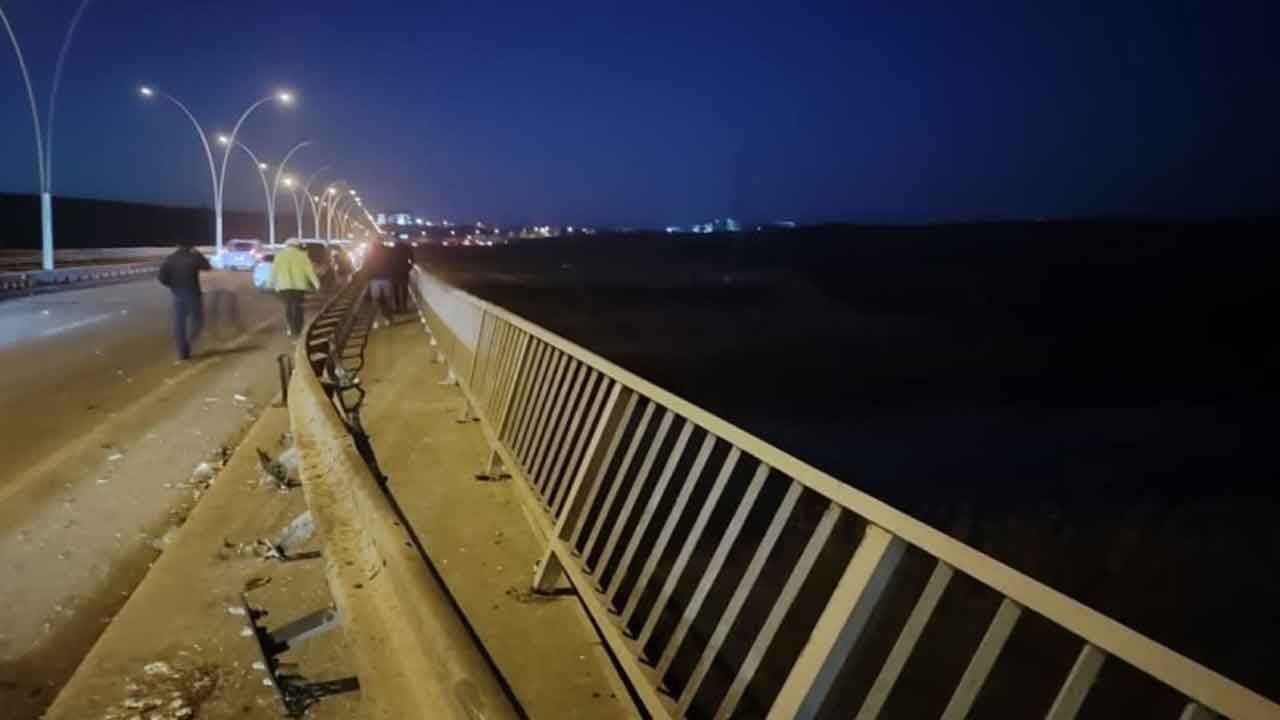 Edirne’de bariyerlere çarpan 20 tonluk tır köprüden düştü - 1. Resim