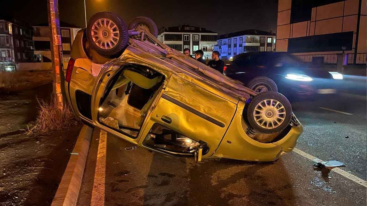 Sakarya’da trajikomik kaza: Otomobilin kapısı, çarpıştığı aracın farında asılı kaldı - 2. Resim