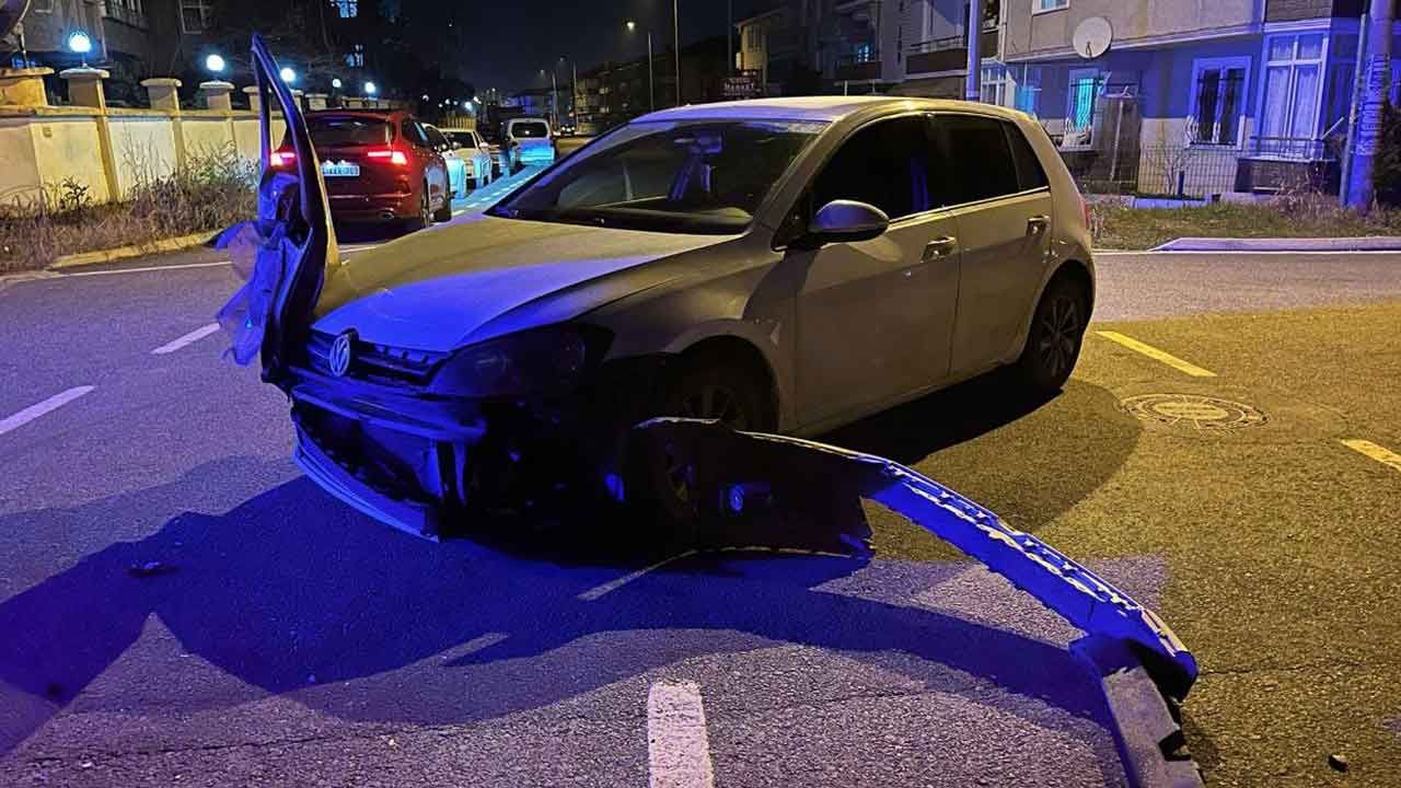 Sakarya’da trajikomik kaza: Otomobilin kapısı, çarpıştığı aracın farında asılı kaldı - 1. Resim