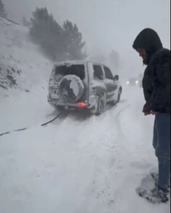 Sahara Geçidi'nde ulaşıma kar ve tipi engeli: Araçlar kara saplandı!
