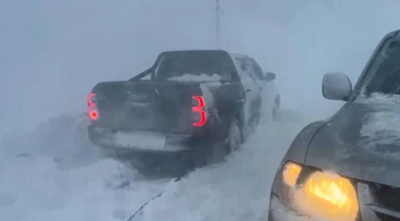 Sahara Geçidi'nde ulaşıma kar ve tipi engeli: Araçlar kara saplandı!